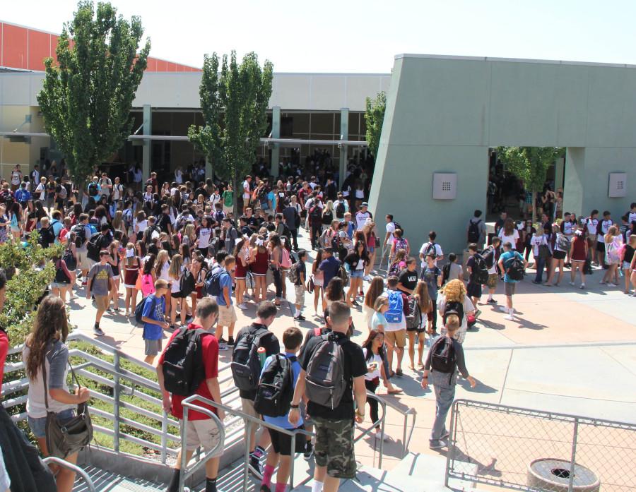 Students+compare+schedules+and+catch+up+during+lunch+on+Aug.+19%2C+the+first+day+of+school.+Photo+by+JILL+HOLT