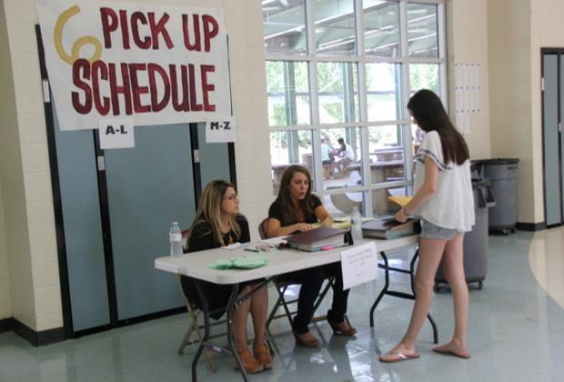 On Aug. 12, sophomores pick up their schedule from the counselors. Photo by Olivia Grahl