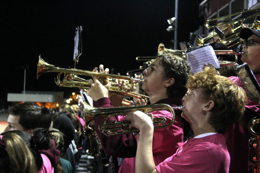 Marching+band+performs+%E2%80%98Second+City+Lights%2C%E2%80%99+middle+schoolers+join