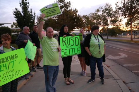 Before school Oct. 24, union members picket before contract hours to gain attention for their organization. Photo by Sienna Eagle