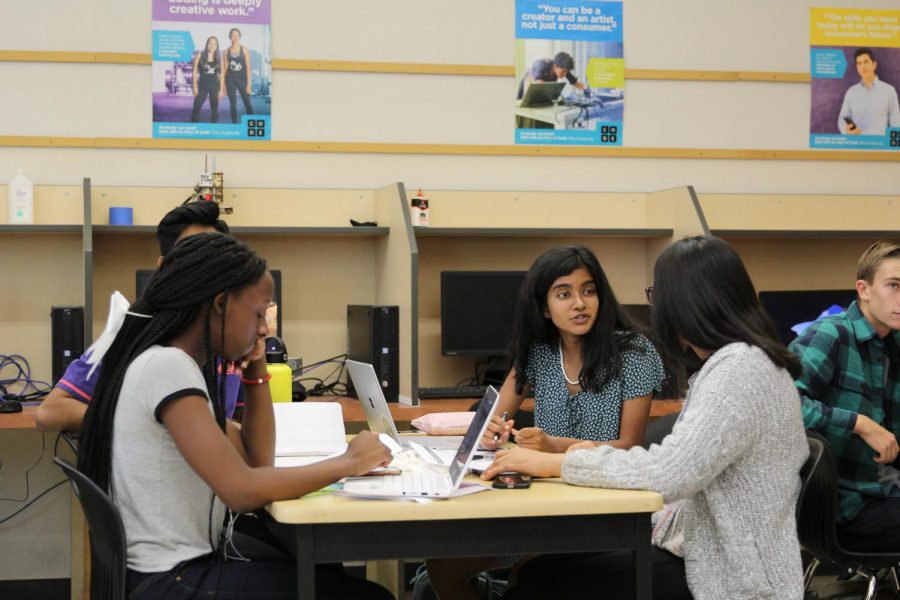 In Mr. Matt Strinden’s eighth period AP Computer Science Principles class, Ifetayo-Michaela Spencer, Shawn Singh, Ashvika Nair and Ryela Gill discuss the ways to solve IP and Internet related problems as part of the assignment. Photo by Sofiia Malushkina.
