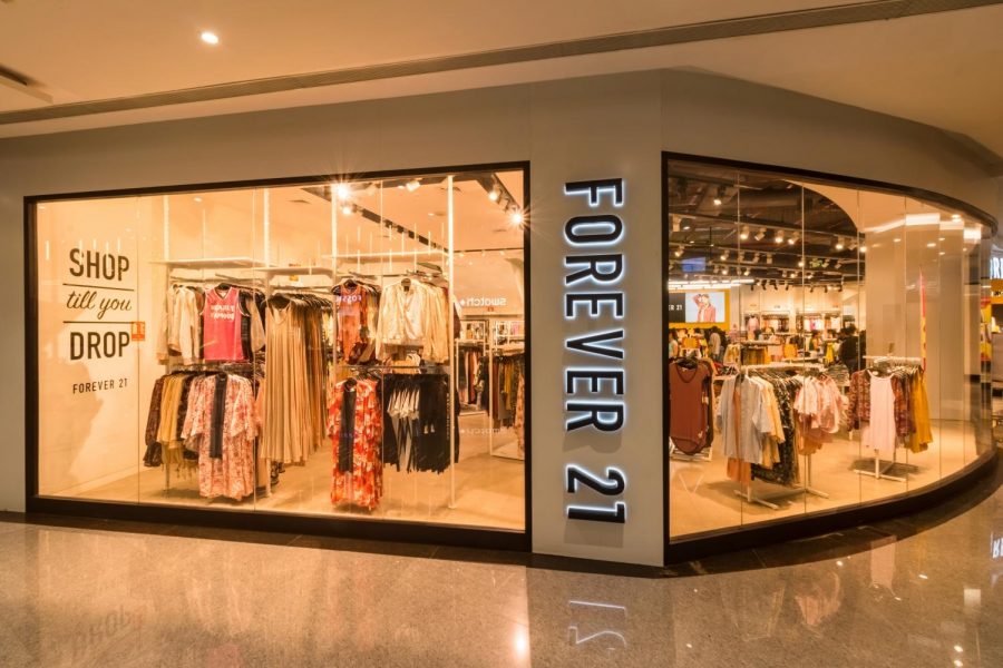 The Forever 21 store located in the Phoenix Marketcity. Forever 21 is having discussions of closing more than 350 stores out of the 800 stores they currently run.  Photo from Wikimedia Commons, used with permission under fair use. 
