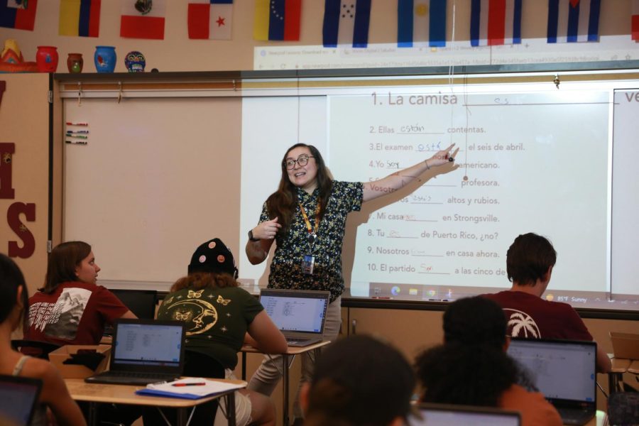 In the F13 classroom during fifth period, Ms. Celina Ulloa, “Profe” as most student call her, instructs her Spanish II class on verb tenses. Photo by Julia Cuyos