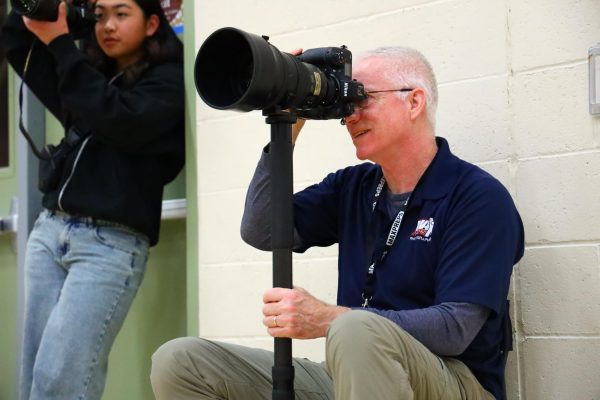 At the women’s varsity basketball game Jan. 12, Gary Jones takes photos for MaxPreps and his sports action photography business, TheWinningShot. Photo by Isabella Tomasini. 
